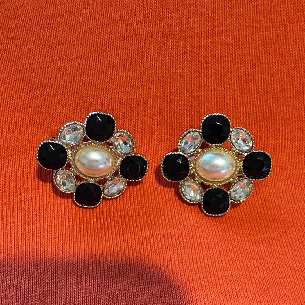 Elegant Black and Gold Pearl clip Earrings